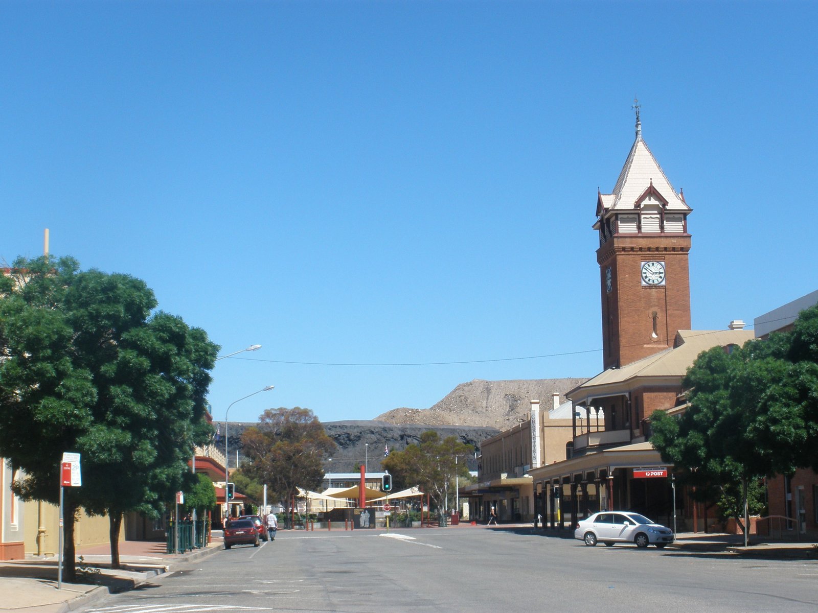Heritage buildings and broad streets in central Broken Hill